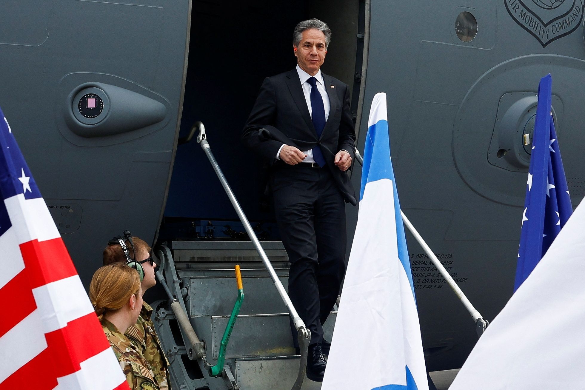 Secretário de Estado dos EUA, Antony Blinken, desembarca de avião ao chegar a Israel