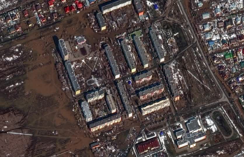 Alagamento em região de complexo de apartamentos na Rússia / Reprodução/Maxar Tecnlogies