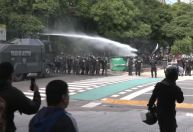 Polícia dispara canhões de água para dispersar protestos na Argentina