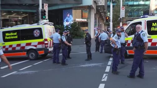 Centenas de pessoas foram retiradas do shopping de Sydney, na Austrália, após ataque a faca.