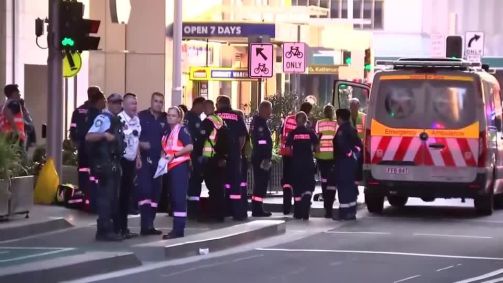 Pelo menos seis pessoas foram mortas e várias outras ficaram feridas, incluindo uma criança, num esfaqueamento em massa num movimentado centro comercial em Sydney, disse a polícia australiana.