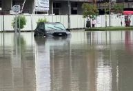 Dubai fica debaixo d'água após registrar volume de chuva esperado para ano inteiro