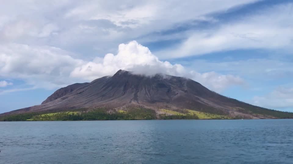 Vulcão indonésio continua lançando nuvens de cinzas enquanto os socorristas permanecem em alerta máximo.
