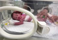 Bebê em Gaza é salvo do útero da mãe morta em ataque israelense