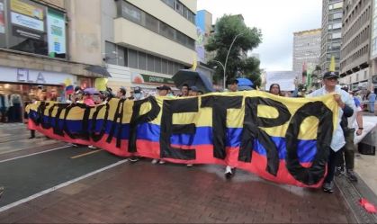 Milhares de colombianos protestam contra reformas de Gustavo Petro