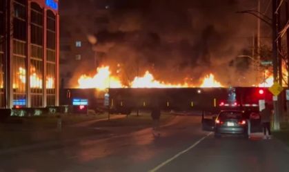 Vídeo: Trem com vagões em chamas é visto em cidade no Canadá