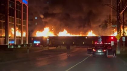 Trem pega fogo em cidade no Canadá
