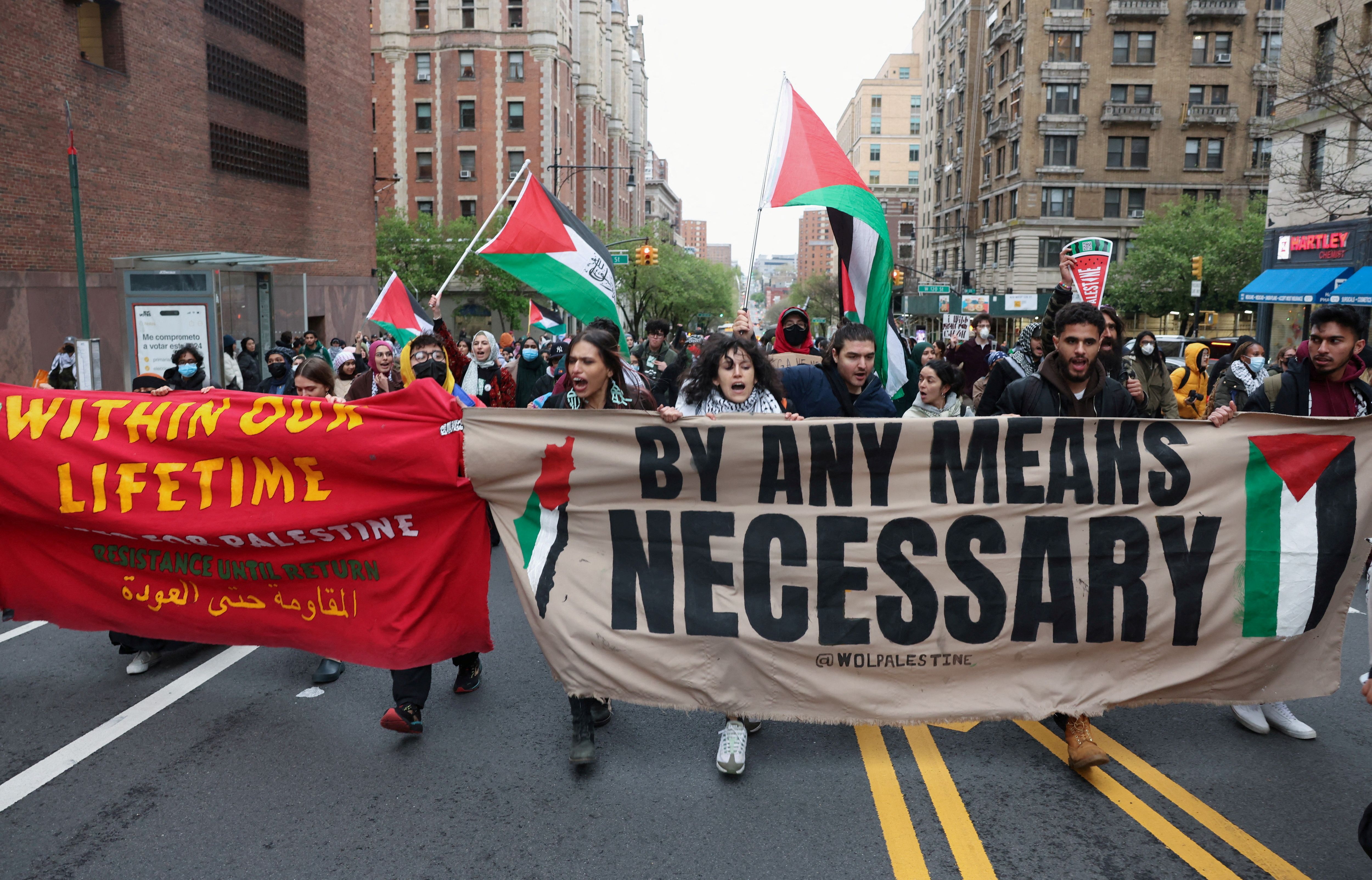 Manifestantes, em Nova York, protestam em solidariedade aos organizadores pró-palestinos enquanto bloqueiam uma rua, em meio ao conflito em curso entre Israel e o Hamas