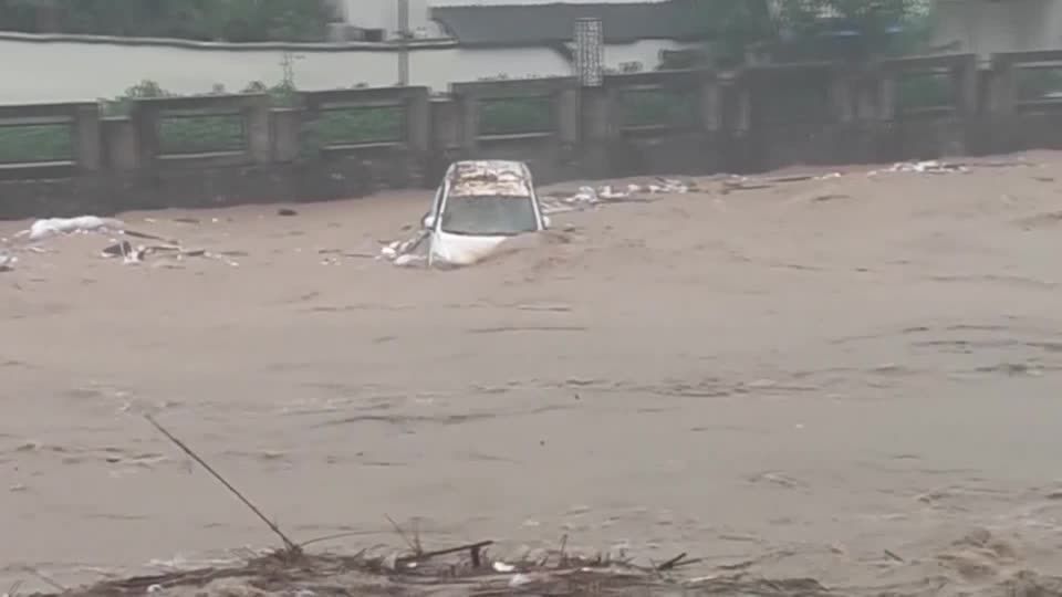 Carro é visto sendo arrastado por uma enchente após fortes chuvas na província chinesa de Guangdong