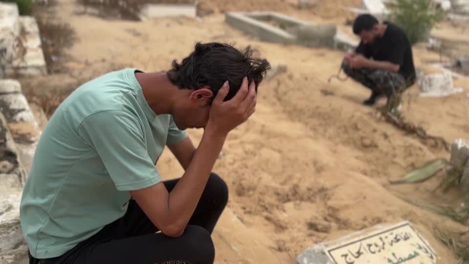 Familiares choram no adeus à menina Sabreen al-Rouh. Bebê havia sido salva do útero da mãe, que morreu em bombardeio israelense a Gaza.
