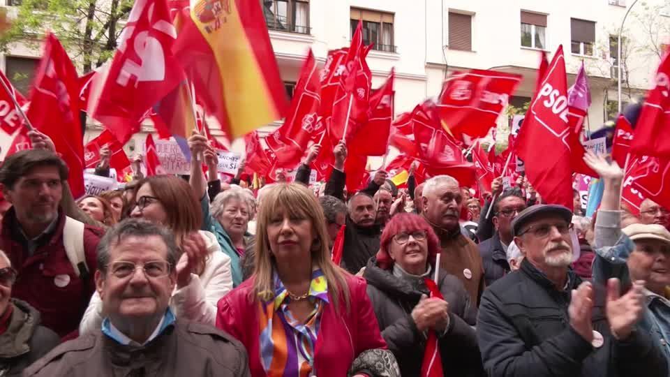 Milhares de apoiadores se reúnem para pedir permanência de Pedro Sánchez, na Espanha / Reuters