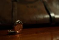 Relógio de ouro e bolsa de violino do Titanic são leiloados na Inglaterra