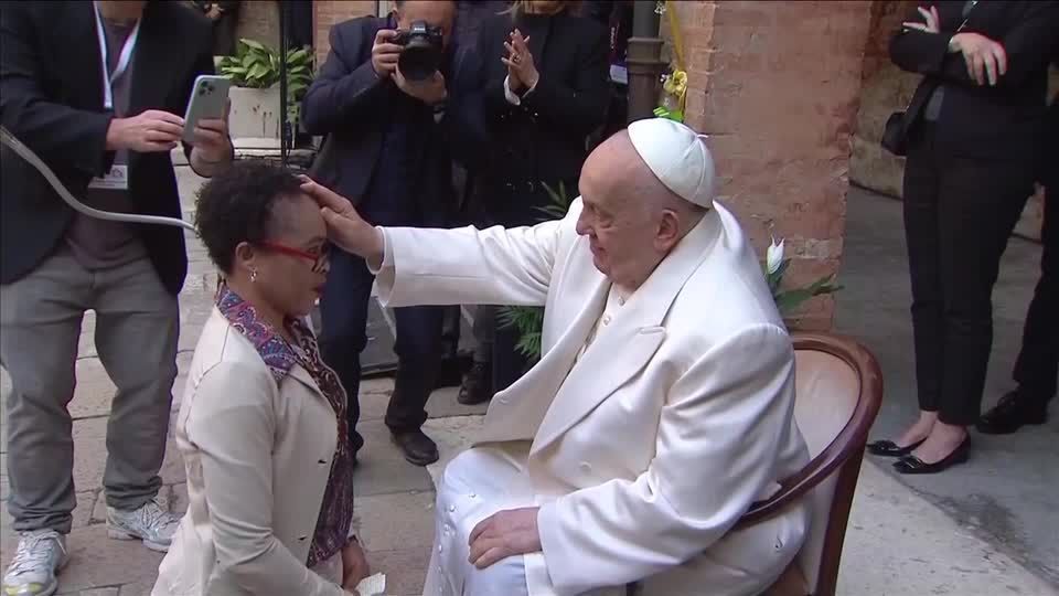 Pope begins Venice visit by meeting inmates, visits Holy See pavilion at Biennale