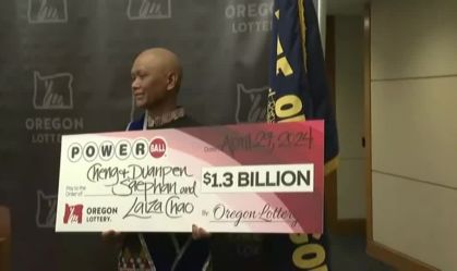 Imigrante do Laos que luta contra câncer ganha loteria de US$ 1,3 bilhão nos EUA