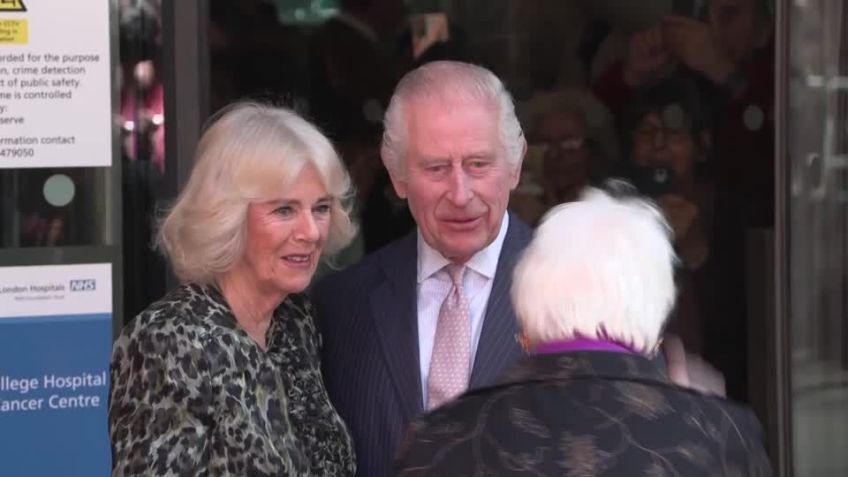 Rei Charles III e Rainha Camilla durante visita a centro de câncer, em Londres / Reuters