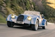 Morgan Plus Four alia visual retrô à potência moderna do motor BMW