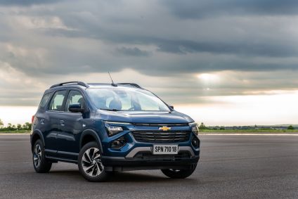 Novo monovolume Chevrolet Spin 2025 é fotografado em pista de testes na cor Azul boreal