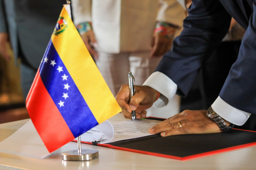 Nicolás Maduro assina a chamada Lei Orgânica para a Defesa de Essequibo, para anexar o território internacionalmente reconhecido como pertencente à Guiana / Reprodução/X