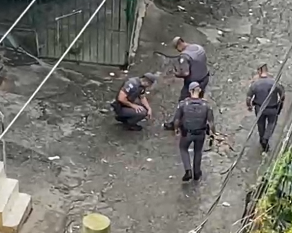 Quatro militares olham para o chão, apontam e conversam entre si. Um deles agacha para observar mais de perto. / Reprodução/ Redes Sociais