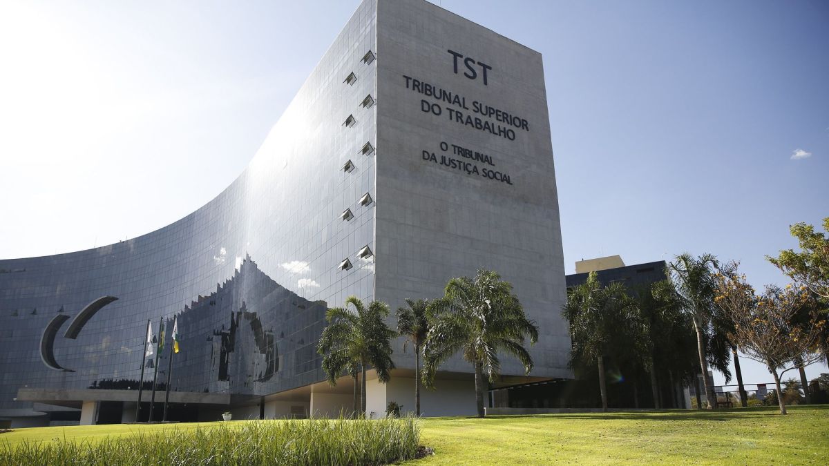 Ministros do TST trocam farpas em sessão após presidente citar divisão entre 'juízes azuis e vermelhos'
