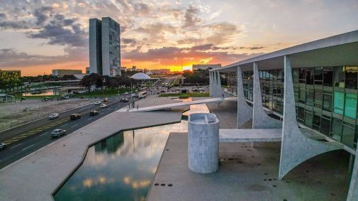 Imagem do Palácio do Planalto e de parte da Praça dos Três Poderes, mostrando também o Congresso