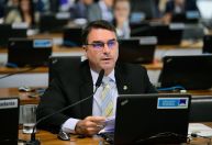 Flávio Bolsonaro se diz “vítima de criminosos” e nega uso da Abin para auxiliá-lo