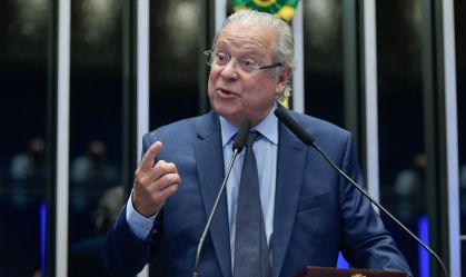 José Dirceu volta ao Congresso depois de 19 anos e faz discurso de apoio à democracia