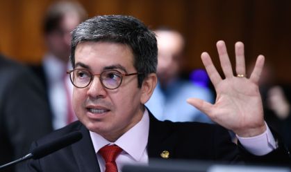 Randolfe nega cortes no Bolsa Família e diz que ajustes são “pente-fino”