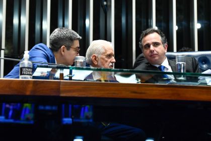Líder do governo no Congresso Nacional, senador Randolfe Rodrigues (sem partido-AP); líder do governo no Senado Federal, senador Jaques Wagner (PT-BA); presidente do Senado Federal, senador Rodrigo Pacheco (PSD-MG).