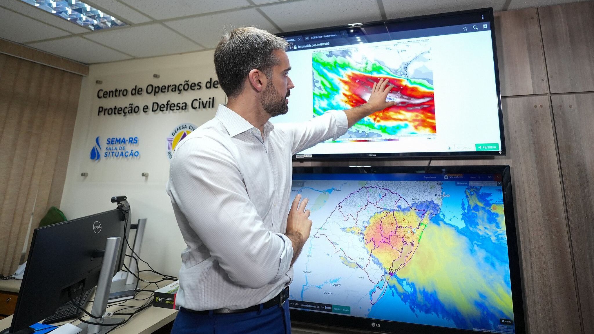 O governador do Rio Grande do Sul, Eduardo Leite (RS), durante reunião para tratar das chuvas no estado