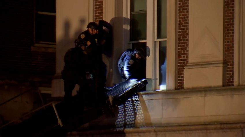 Agentes do Departamento de Polícia de Nova York entram no Hamilton Hall, no campus da Universidade de Columbia / Spectrum News NY1