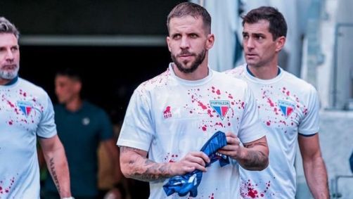 Fortaleza usa camisa com marcas de sangue após atentado