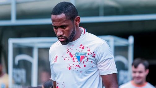 Fortaleza usa camisa com marcas de sangue após atentado