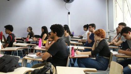 Alunos realizando exame em uma sala de aula