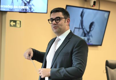 Gustavo Guedes, advogado que representa o senador Sergio Moro, fala com a imprensa nesta segunda-feira, 1º, na chegada ao Tribunal Regional Eleitoral do Paraná (TRE-PR), em Curitiba