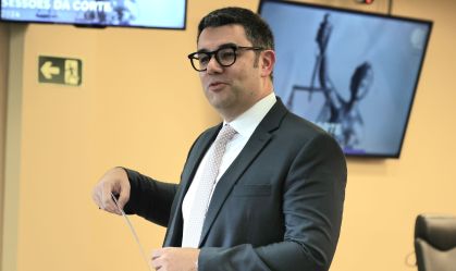 Gustavo Guedes, advogado que representa o senador Sergio Moro, fala com a imprensa nesta segunda-feira, 1º, na chegada ao Tribunal Regional Eleitoral do Paraná (TRE-PR), em Curitiba