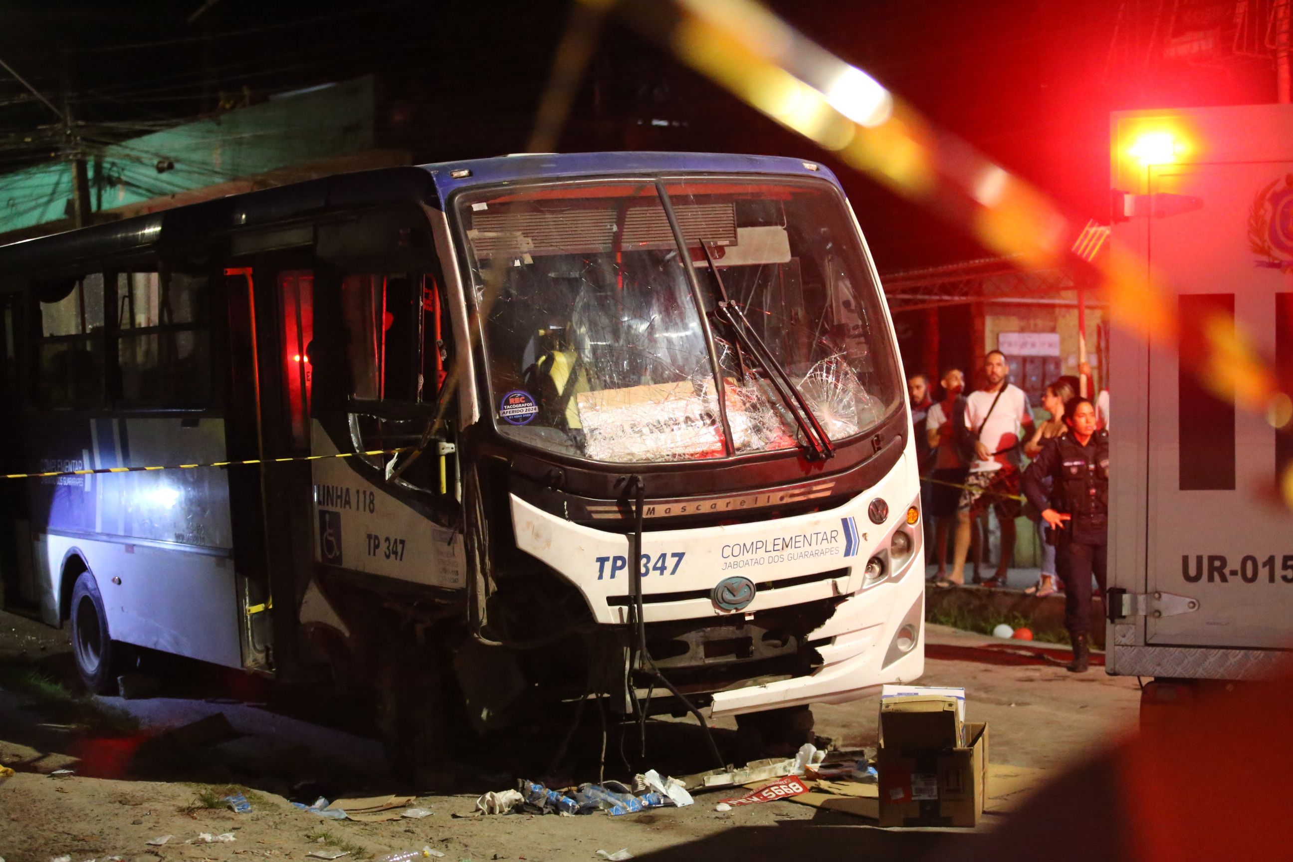Micro-ônibus que atropelou fiéis durante procissão em Jaboatão dos Guararapes (PE)