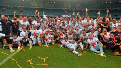 Jogadores do Vitória celebram a conquista do título na Arena Fonte Nova