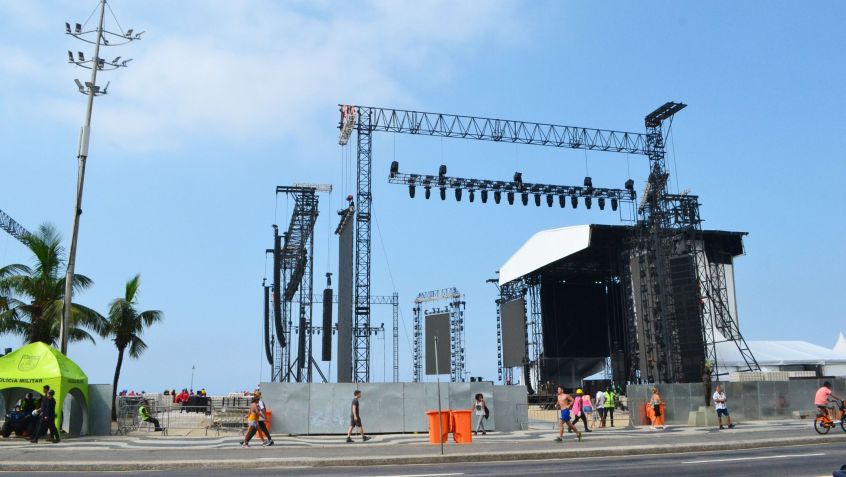 Montagem do palco para o show da cantora Madonna em Copacabana, no Rio de Janeiro / Paulo Carneiro/Ato Press/Estadão Conteúdo