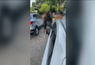 Vídeo: Policial militar dá tapa em mulher presa por espancar a própria filha
