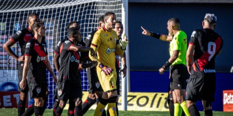 Árbitro marca pênalti para o Flamengo após revisão no VAR