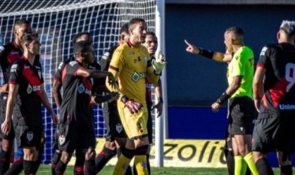 Árbitro muda de ideia e marca pênalti para o Flamengo; CBF revela diálogo do VAR