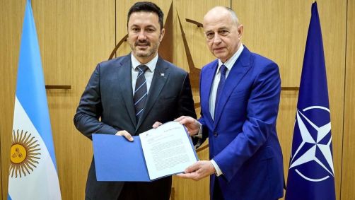 Luis Petri, ministro da Defesa da Argentina, e Mircea Geoana, secretário-geral adjunto da Otan