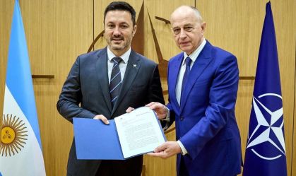 Luis Petri, ministro da Defesa da Argentina, e Mircea Geoana, secretário-geral adjunto da Otan