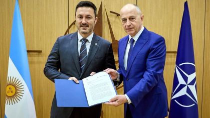 Luis Petri, ministro da Defesa da Argentina, e Mircea Geoana, secretário-geral adjunto da Otan