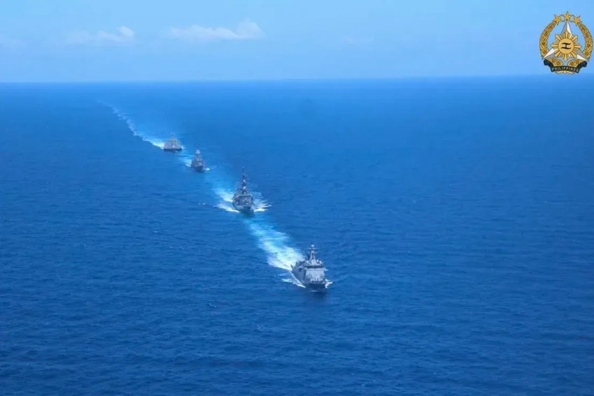 Navio da Marinha das Filipinas BRP Antonio Luna, navio da Marinha Real Australiana HMAS Warramunga, navio das Forças de Autodefesa Marítima do Japão JS Akebono e navio da Marinha dos EUA USS Mobile (LCD-26) durante a primeira atividade cooperativa marítima multilateral no disputado Mar do Sul da China, em 7 de abril de 2024 / Forças Armadas das Filipinas