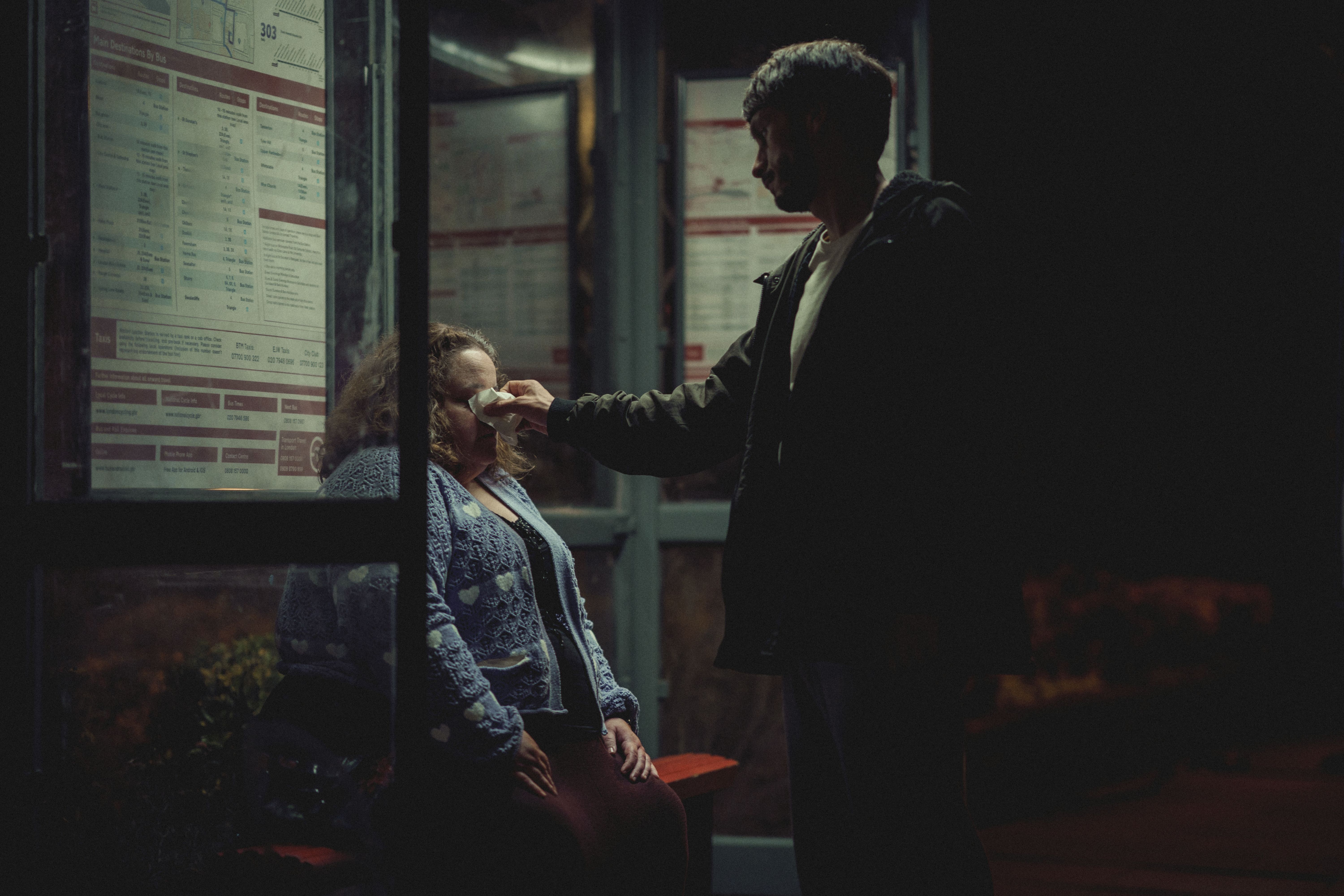 Richard Gadd interpreta o comediante Donny Dunn, e Jessica Gunning interpreta Martha, a mulher que se torna obcecada por ele./ Ed Miller/Netflix