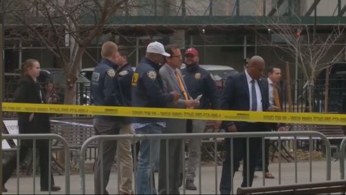 Autoridades isolam local em que homem ficou em chamas do lado de fora de tribunal de julgamento de Donald Trump