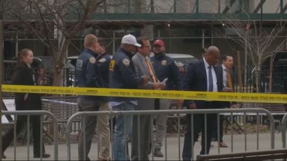 Autoridades isolam local em que homem ficou em chamas do lado de fora de tribunal de julgamento de Donald Trump