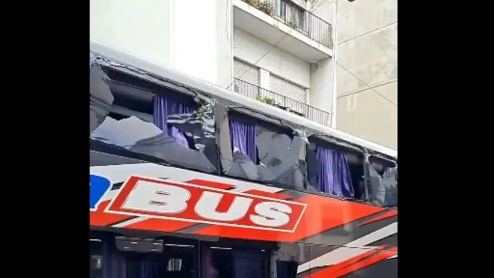 Ônibus do Peñarol-URU teve os vidros quebrados depois de esbarrar em galhos durante manobra em Buenos Aires